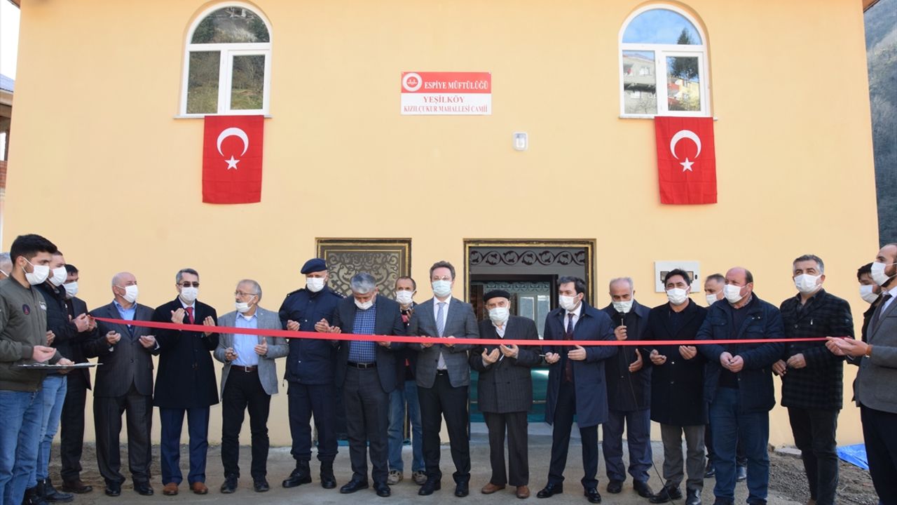 Espiye'de selde yıkılan Yeşilköy Kızılçukur Mahalle Camisi ibadete açıldı