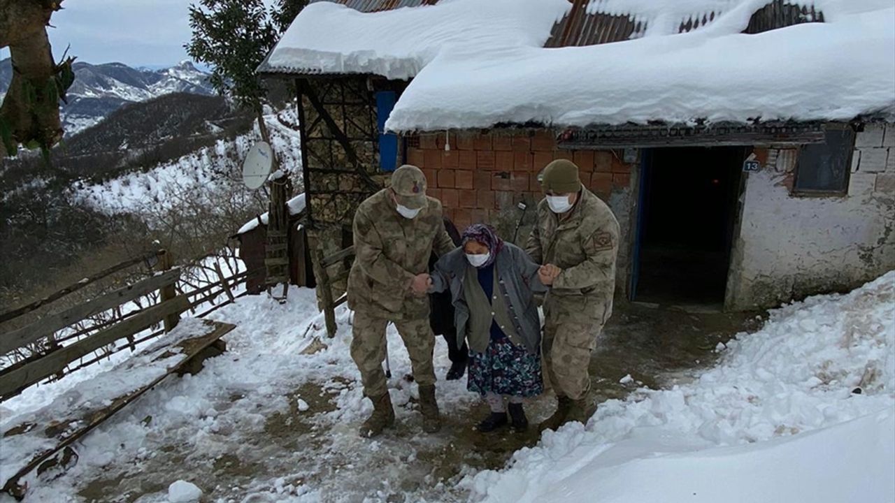 Kar nedeniyle ulaşılamayan hastayı jandarma ambulansa teslim etti