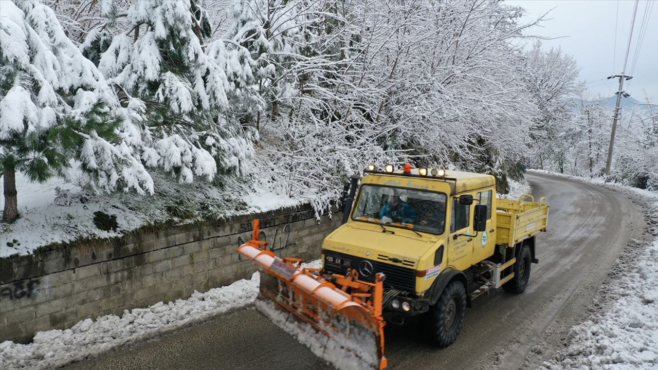 Kar yağışı nedeniyle 38 köy yolu ulaşıma kapandı