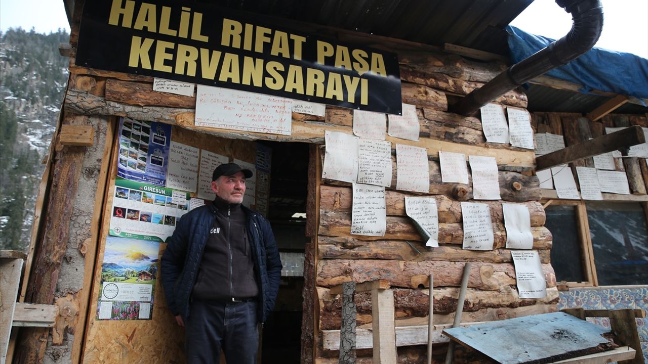 "Kervansaray" dediği kulübesinin kapısını yolcular için 24 saat açık bırakıyor