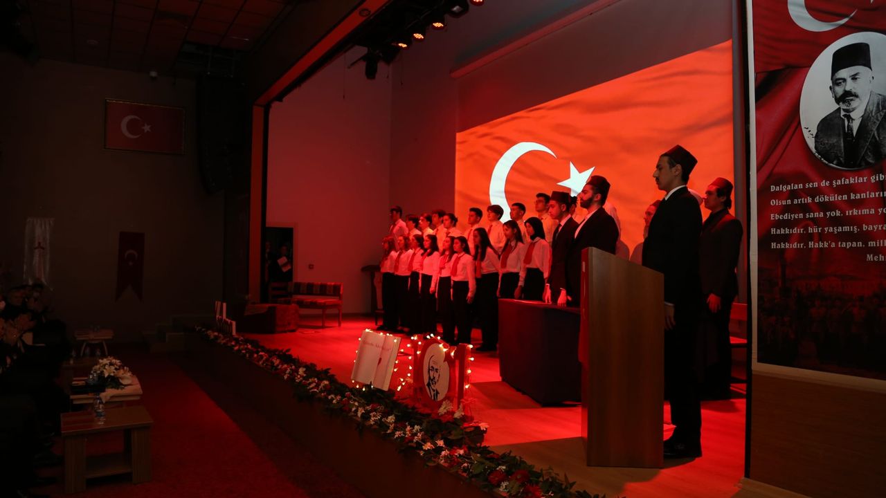 Vali Ünlü, İstiklal Marşı'nın Kabulü ve Mehmet Akif Ersoy'u Anma Günü Programına Katıldı