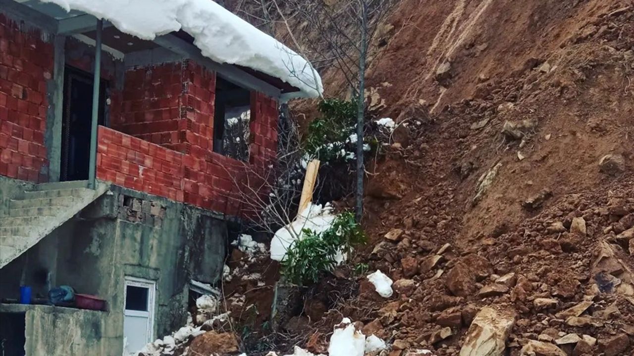 Espiye'de meydana gelen heyelanda bir ev hasar gördü