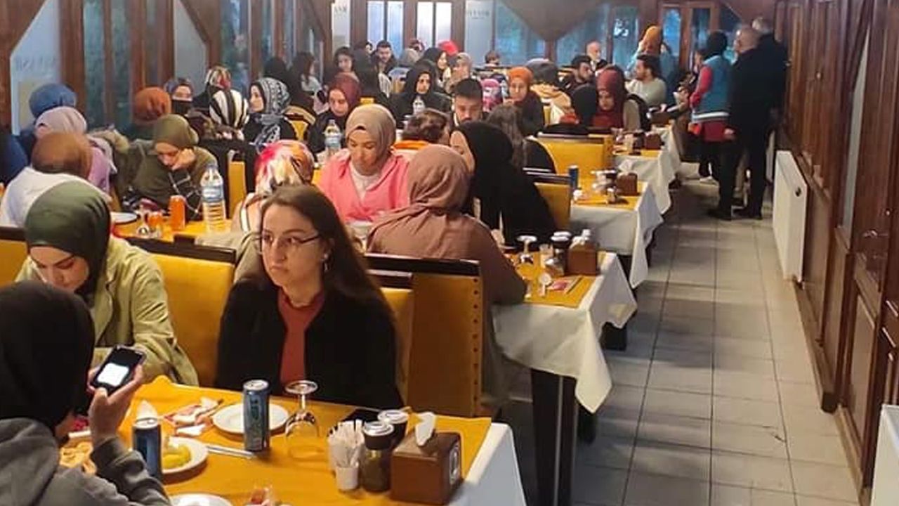 Üniversiteli gençler iftar sofrasında buluştu