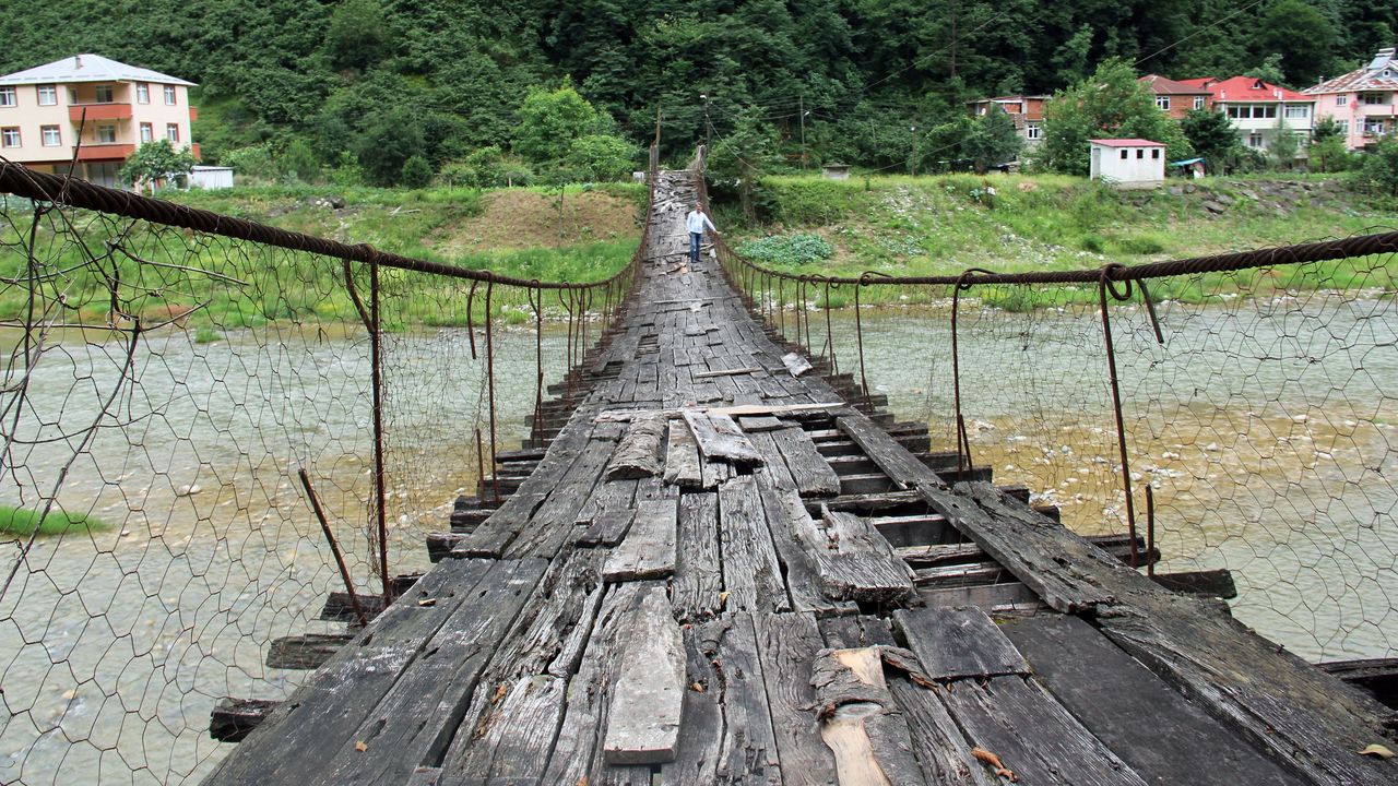Köylüler asma köprülerinin yenilenmesini istiyor