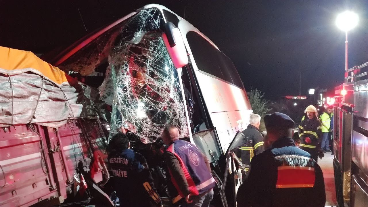 Yolcu otobüsüyle kamyonun çarpıştığı kazada 2 kişi öldü, 20 kişi yaralandı