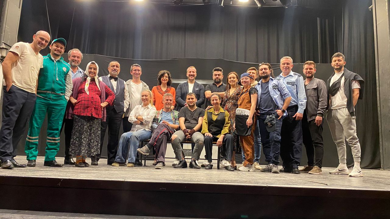 'Ebegümeci' isimli tiyatro oyunu Adana'da övgü aldı