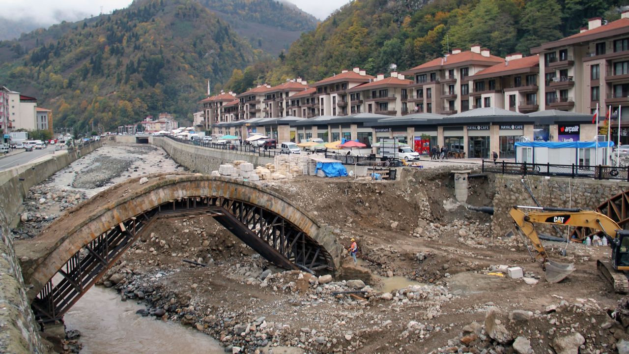 Dereli'de 2 yıl önce yaşanan selde zarar gören tarihi kemer köprünün onarımına başlandı