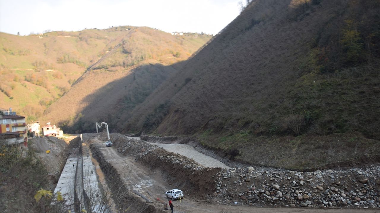 Espiye'de köy grup yolunda hasar onarım çalışmaları devam ediyor