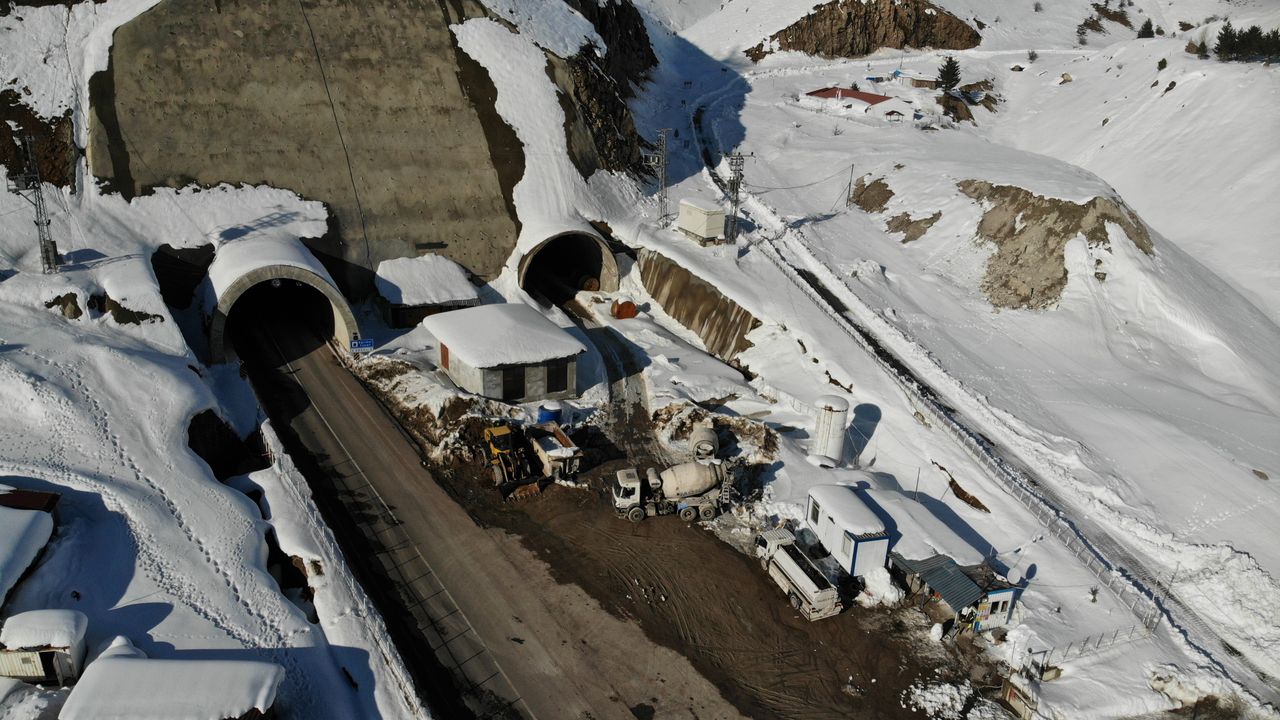 Eğibel'e kar düştü, tünel tek şeritten ulaşıma açıldı