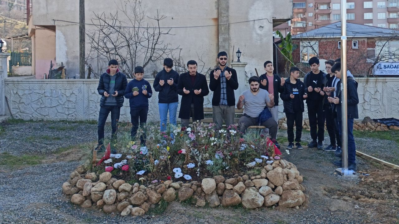 Kur'an Kursu öğrencileri şehidin mezarını ziyaret etti