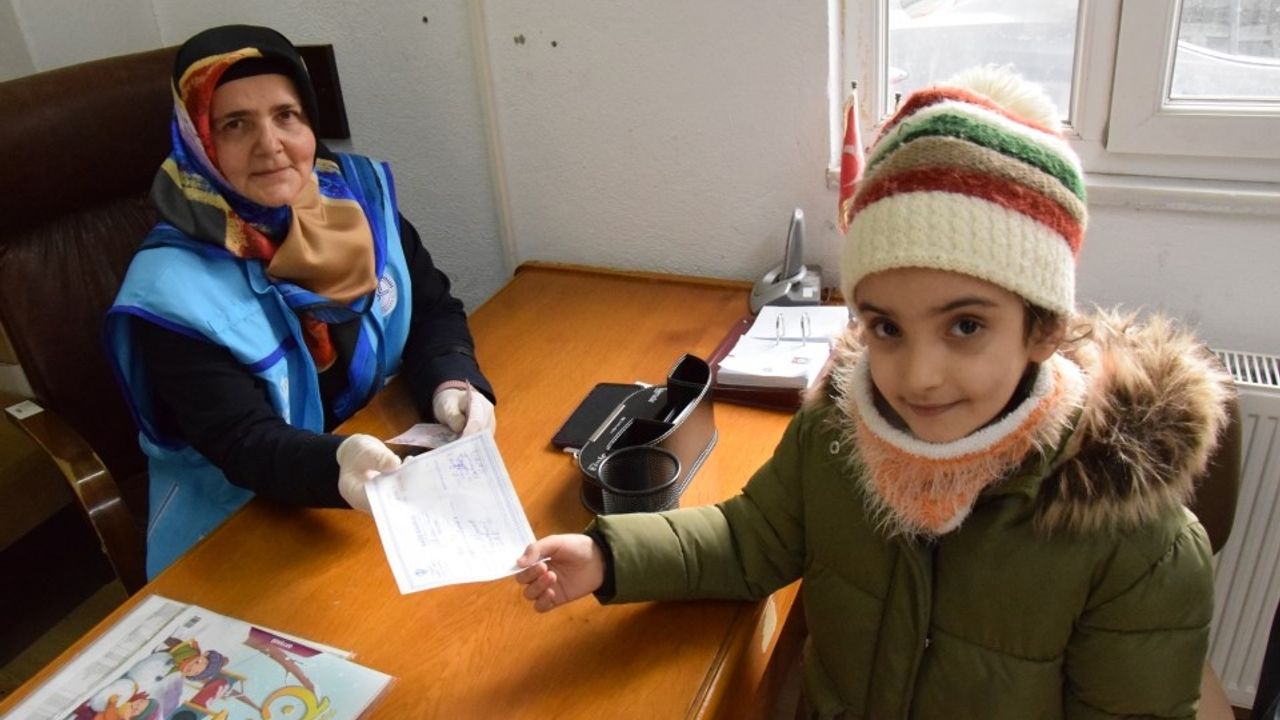 Iraklı 7 yaşındaki Sarah'dan depremzedelere destek