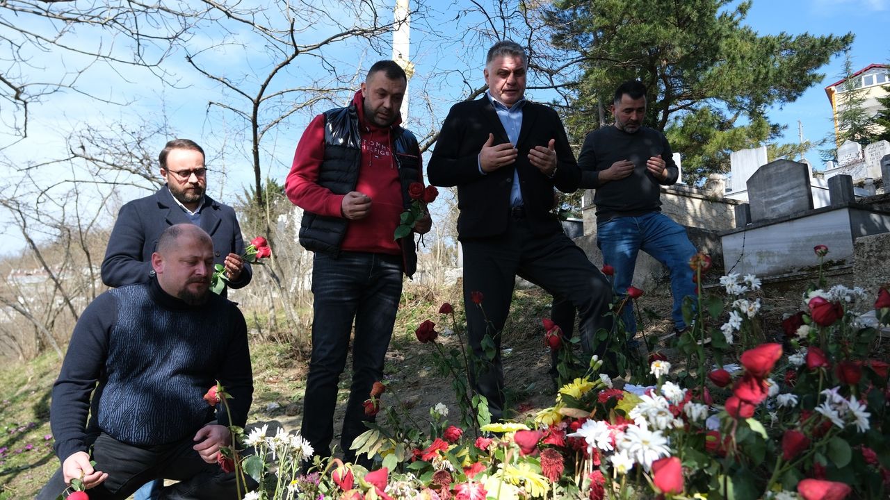 Yamak, depremde hayatını kaybeden Saruhan Bolat’ın ailesini ve mezarını ziyaret etti