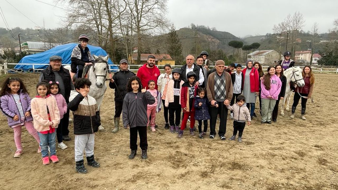 Depremzede çocuklar atlı terapi ile yaşadıklarının etkisinden uzaklaştırılıyor