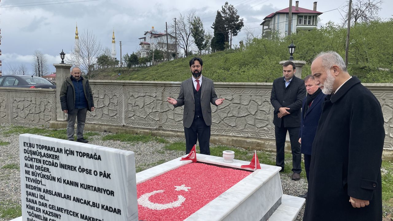 Ramazan Topcan'dan şehit İsmail Ünal'ın mezarına ziyaret