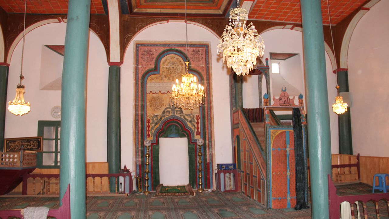 Tarihi Bektaşbey Camii ahşap sütunları ve süslemeleri ile ilgi çekiyor