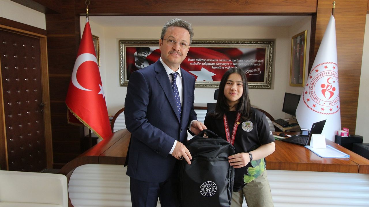 Enver Ünlü, Türkiye Şampiyonu Deva Dübüş’ü Tebrik Etti