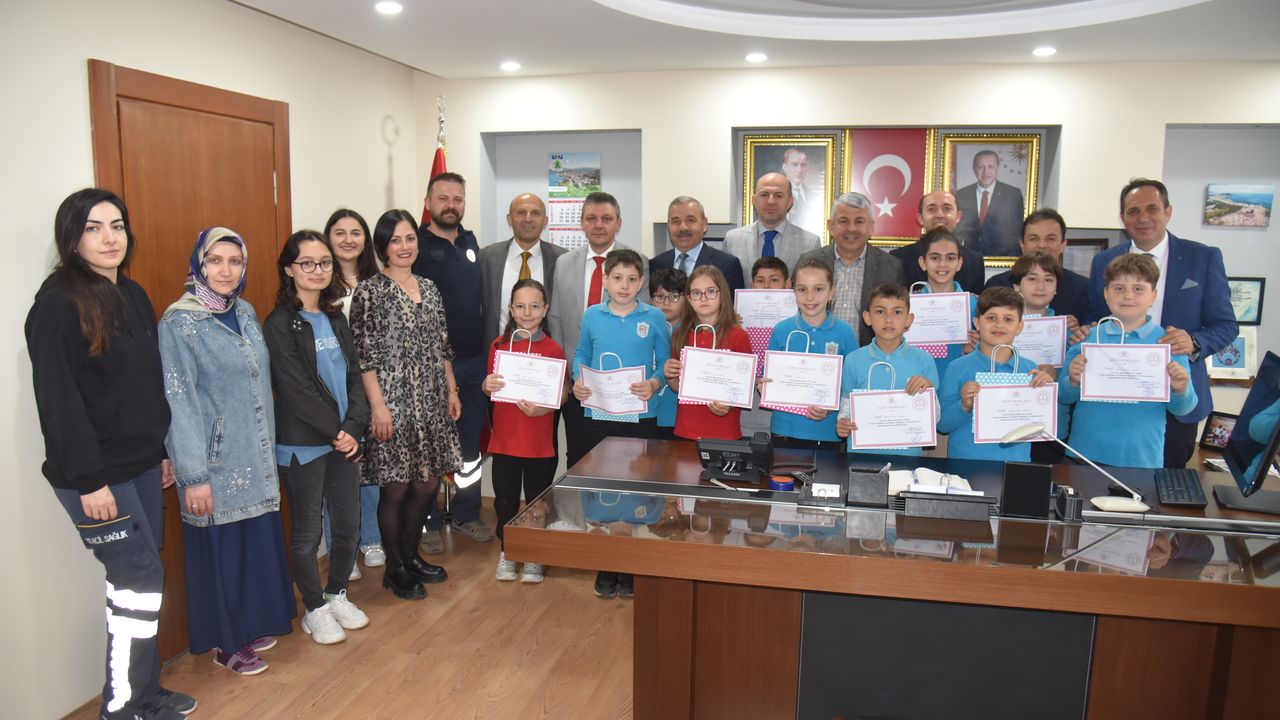 Espiye Belediye Başkanı Karadere, öğrencileri ödüllendirdi