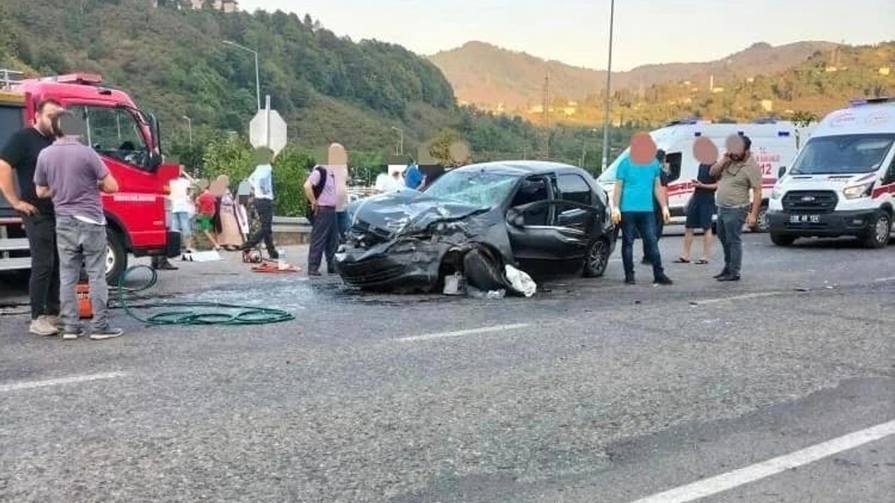 Minibüs ile otomobilin çarpıştığı kazada 1 kişi hayatını kaybetti, 2 kişi yaralandı