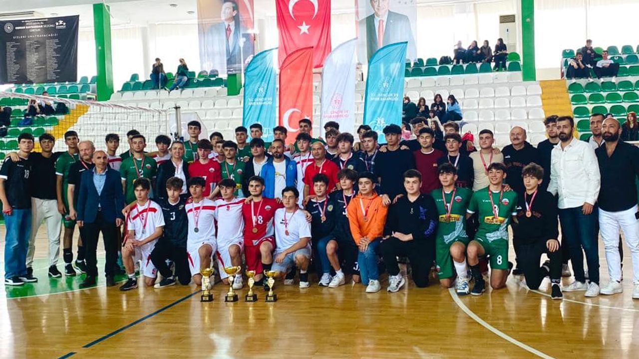 Okul Sporları Genç Erkekler Voleybol'da Şampiyon Giresun Spor Lisesi 