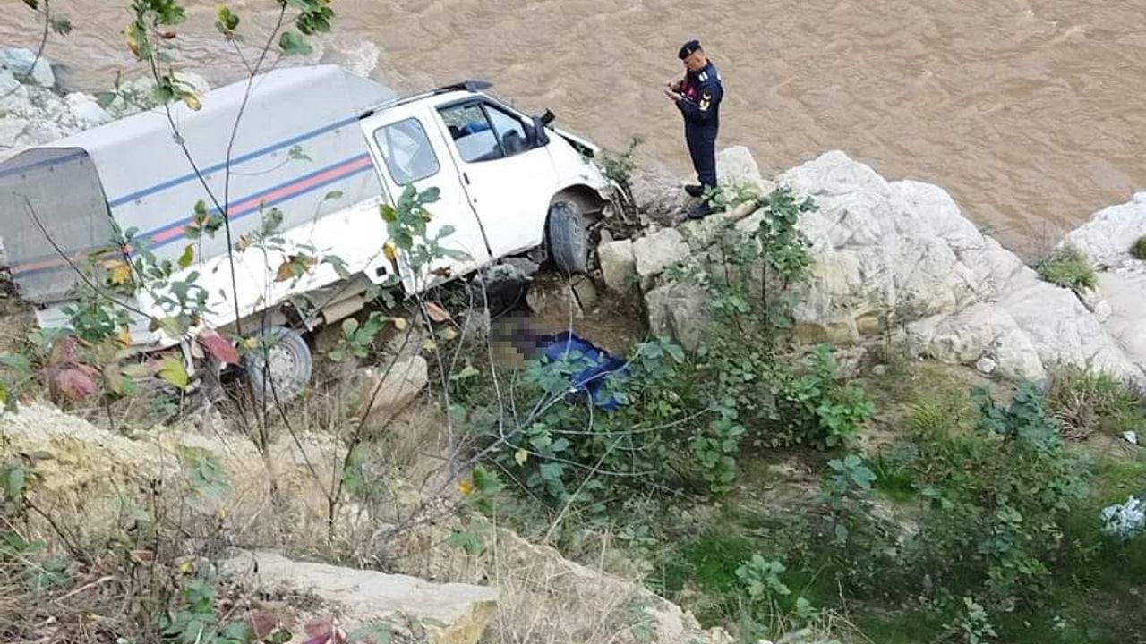 Giresun'da dereye devrilen kamyonetteki 1 kişi öldü, 3 kişi yaralandı