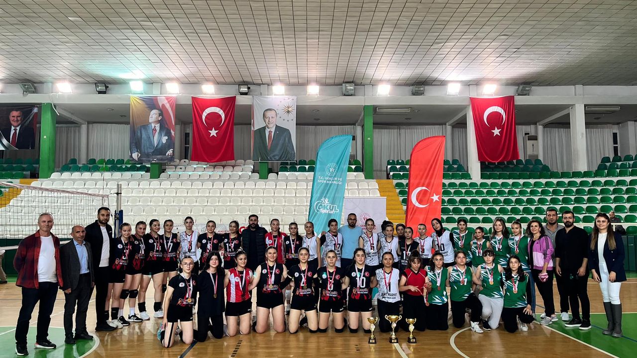Okul Sporları Genç Kızlar Voleybol' da Şampiyon Yunus Emre Anadolu Lisesi 