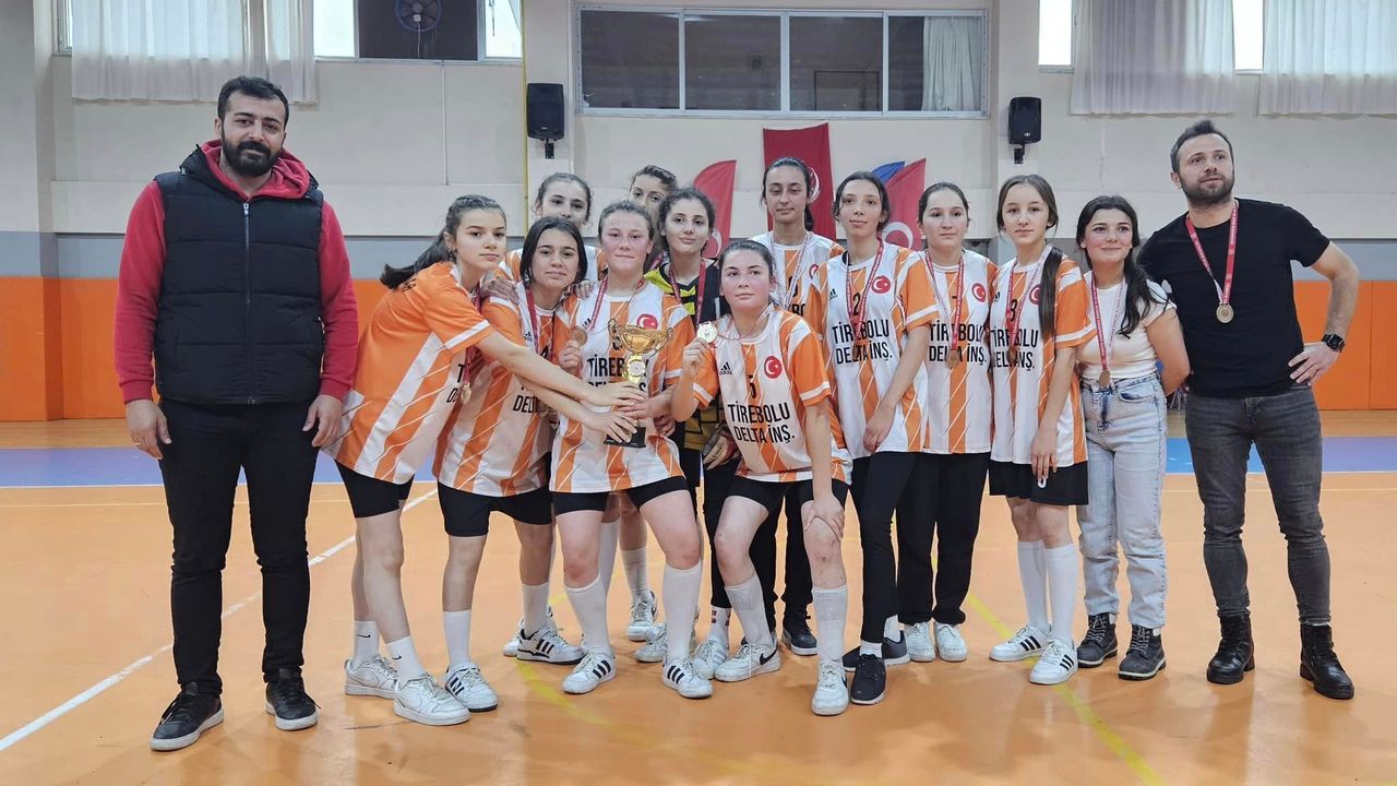 Genç Kızlar Futsal İl Şampiyonu Tirebolu Halide Edip Adıvar Mesleki ve Teknik Anadolu Lisesi Oldu
