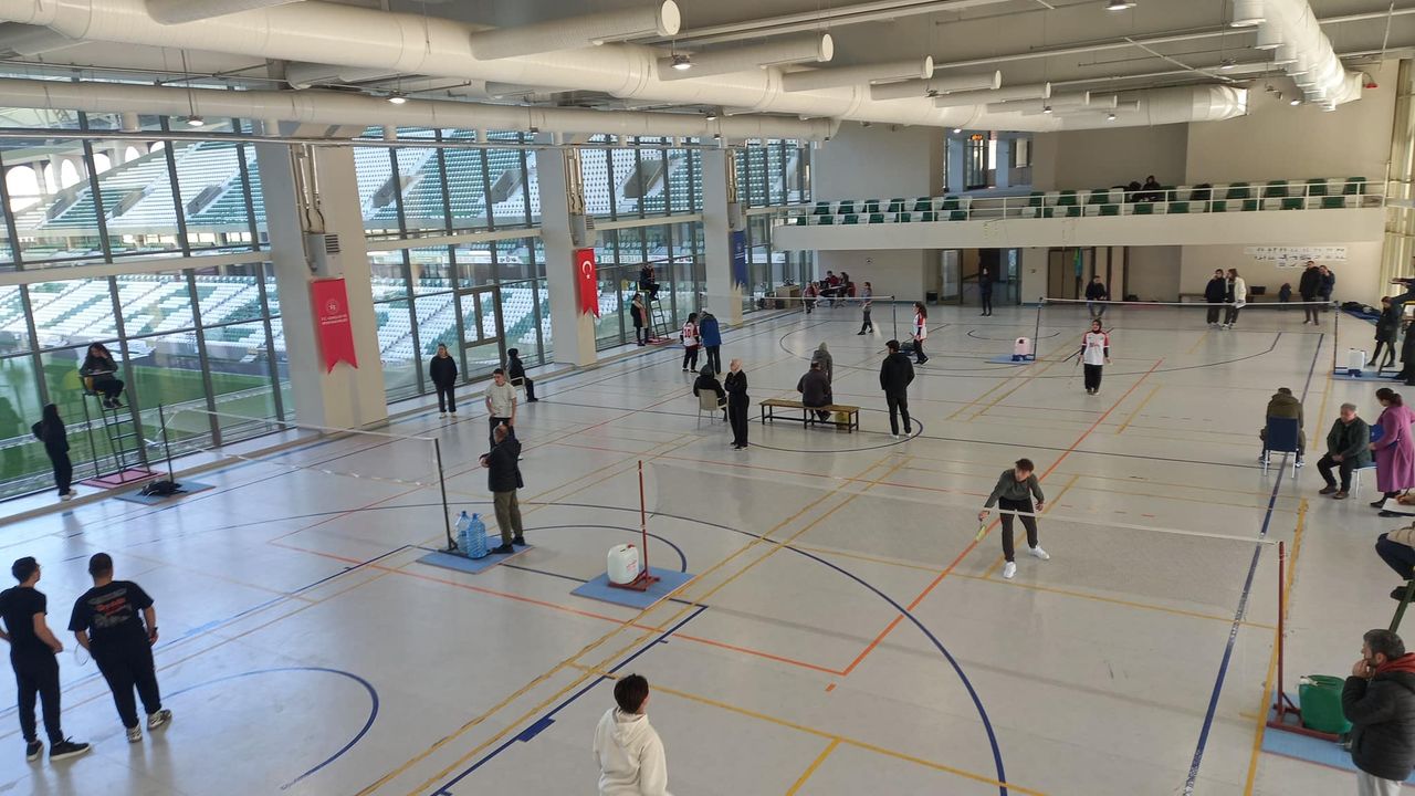 Okul Sporları Gençler Kız/Erkek Badminton Mahalli müsabakaları Düzenlendi