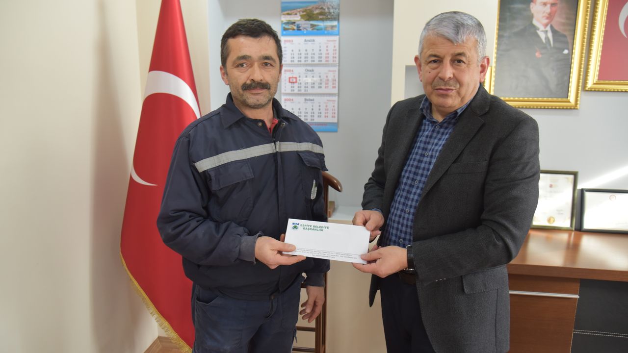 Espiye Belediye Başkanı Karadere, örnek davranış sergileyen işçiye ödül verdi