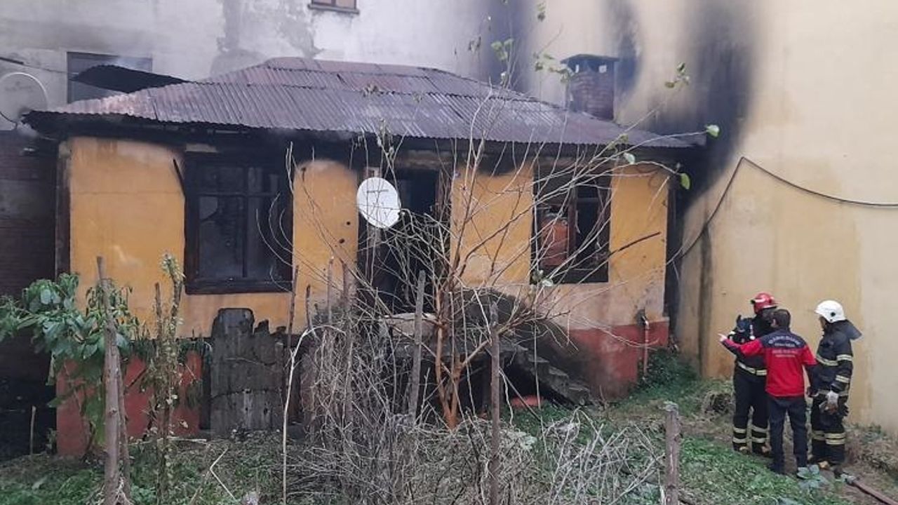 Giresun'da metruk ev yandı