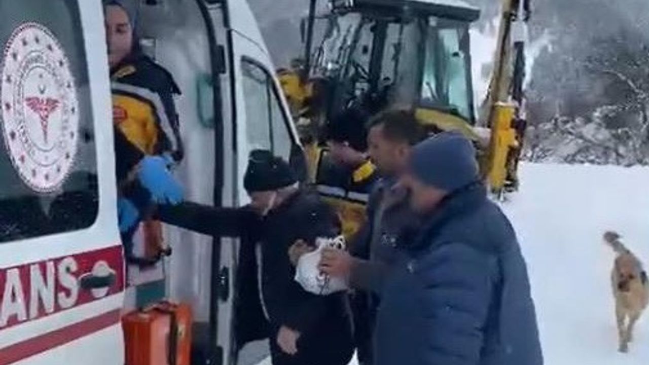 Kar nedeniyle evinin yolu kapalı olan hasta, iş makinesi ile ambulansa getirildi