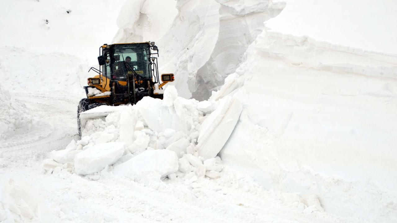 Kapalı Köy Yollarında Karla Mücadele Çalışmaları Devam Ediyor