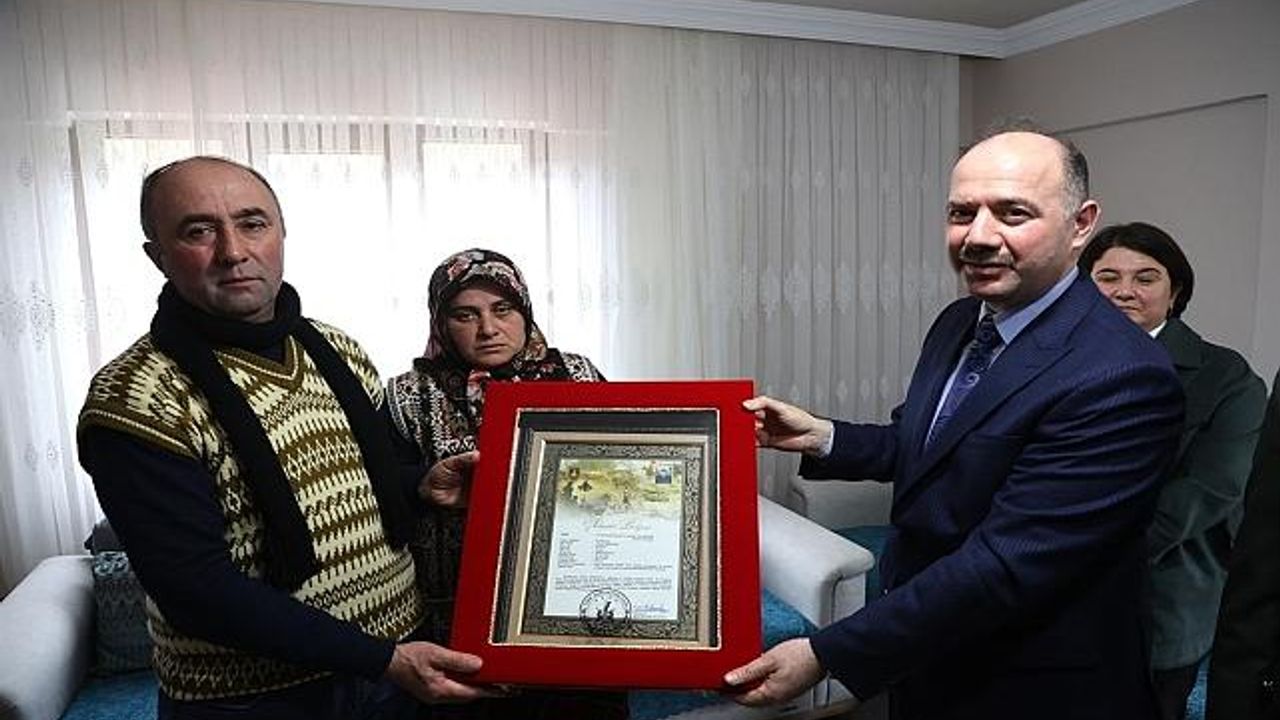 Giresun'da şehit Piyade Uzman Çavuş Ahmet Köroğlu'nun ailesine şehadet belgesi verildi