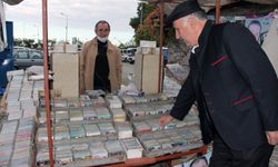 Devri biten kasetleri, pazar pazar dolaşarak sergileyip satıyor