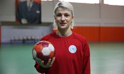Hentbol liginin "gol kraliçesi" Perihan Topaloğlu, başarısıyla takdir topluyor