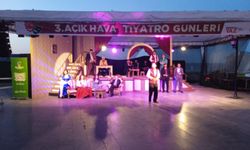 Giresun Belediyesi'nin 3. Açık Hava Tiyatro günlerinde Radyo-yu Hümayun oyunu ile başladı