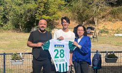 Giresunspor İstanbul Temsilcisi  Cihan, Mete Gazoz’a Giresunspor forması hediye etti