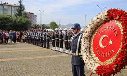 Cumhuriyet Bayramı Kutlamaları, Çelenk Sunma Töreniyle Devam Etti