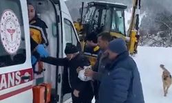 Kar nedeniyle evinin yolu kapalı olan hasta, iş makinesi ile ambulansa getirildi