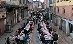 Giresun'un Tirebolu ilçesinde mahalleli fazladan yaptığı yemekleri sokakta kurulan iftar sofrasında paylaşıyor