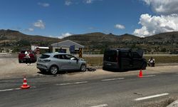Giresun'da otomobil ile hafif ticari aracın çarpışması sonucu 2 kişi yaralandı
