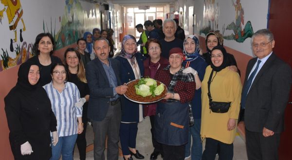Görele'de, Hatay'daki kardeş okul için kermes düzenledi
