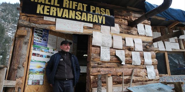 "Kervansaray" dediği kulübesinin kapısını yolcular için 24 saat açık bırakıyor