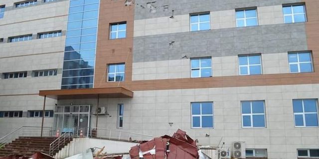 Şiddetli rüzgar hastanenin çatısını uçurdu