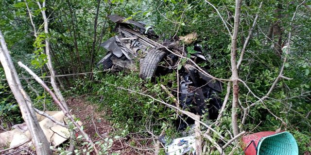 Kamyonetin uçuruma devrildiği kazada 2 kişi hayatını kaybetti