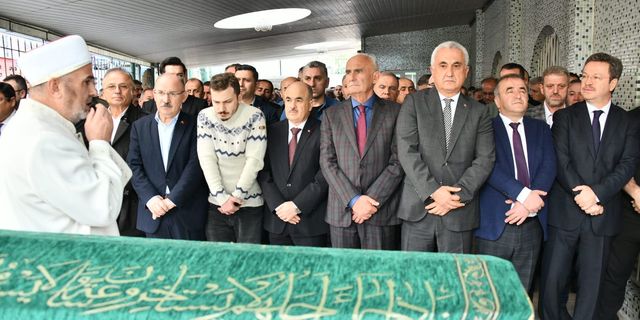 Vali Enver Ünlü, Manisa Valisi Yaşar Karadeniz’in Kardeşinin Cenaze Törenine Katıldı.