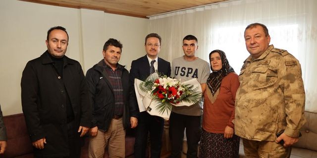 Enver Ünlü Gazi olan P. Teğmen Burak Köksal’ı evinde ziyaret etti.