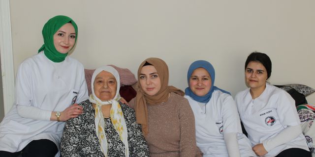 Espiye'de öğrenciler yaşlılara palyatif bakım hizmeti veriyor