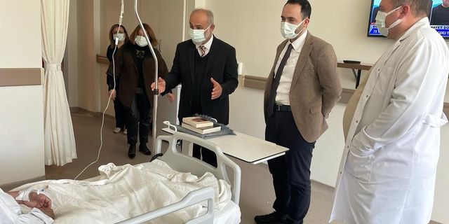 Hastanede tedavi gören vatandaşlara Kur’an-ı Kerim hediye edildi