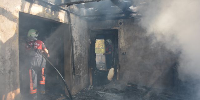 Bulancak'ta 2 katlı ev yandı