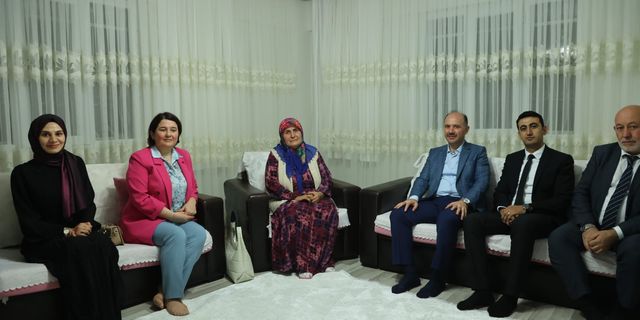 Vali Serdengeçti ve Eşi, Şehit Eşini Ziyaret Etti